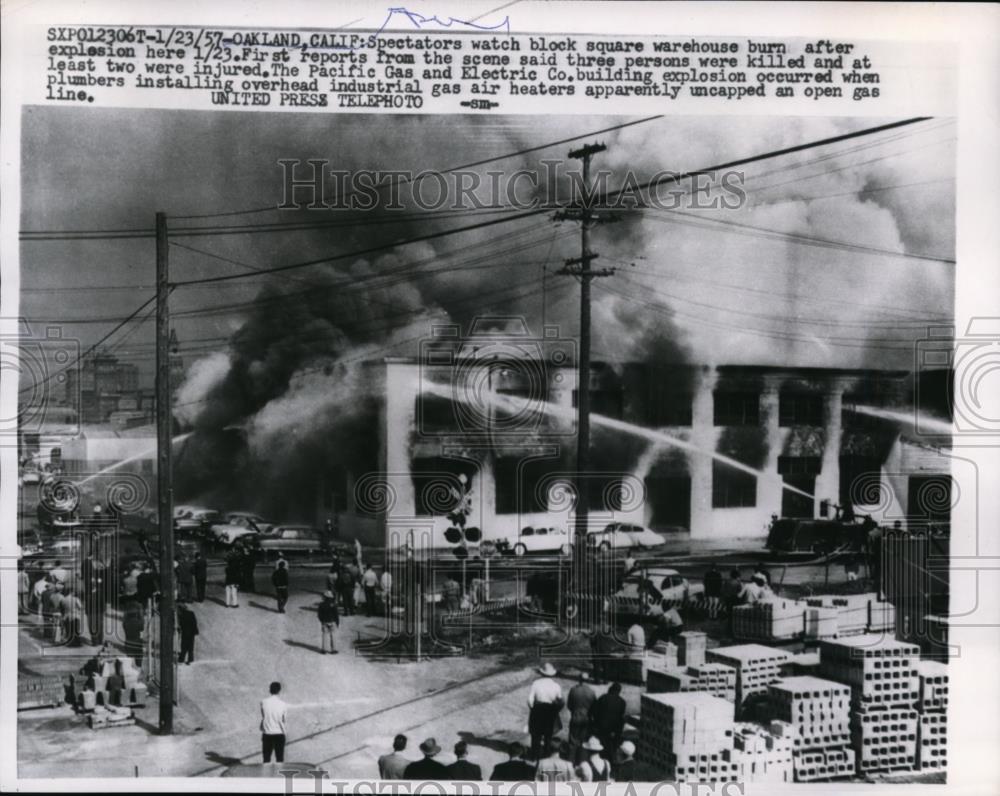 1957 Press Photo Oakland, California Spectators watch warehouse block fire - Historic Images