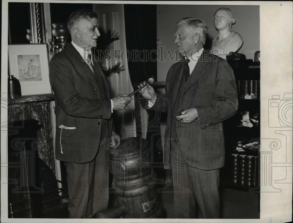 1932 Press Photo Alfred Olsen presents unbreakable gavel to John Garner. - Historic Images