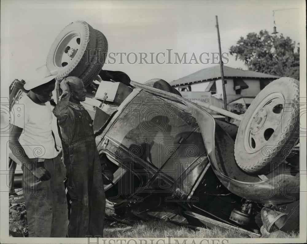 1946 Press Photo Ft Worth Texas, Roy Easter(R) K.R. Rice brakes went out - Historic Images