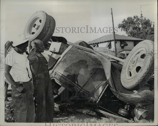 1946 Press Photo Ft Worth Texas, Roy Easter(R) K.R. Rice brakes went out - Historic Images