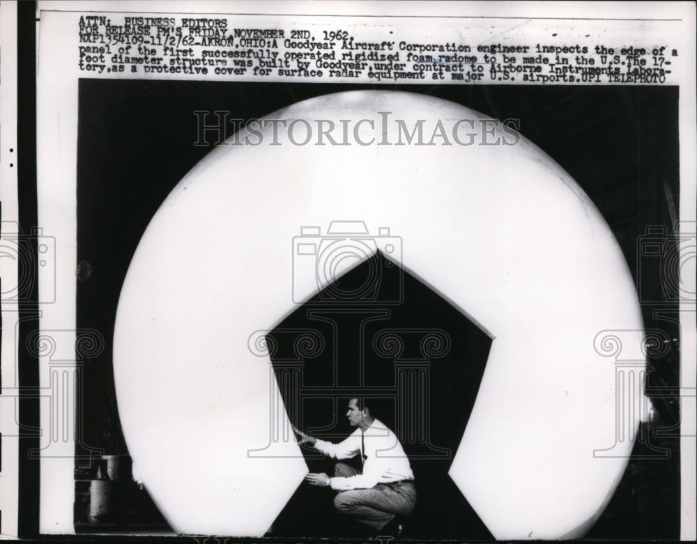 1962 Press Photo Akron Ohio, Goodyear Aircraft Engineer Inspects A Panel. - Historic Images