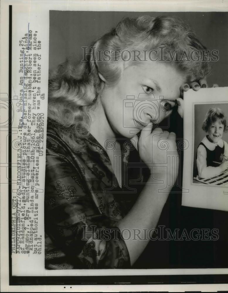 1962 Press Photo of Mrs. Barbara Ann Bunting looking at the picture of her missi - Historic Images