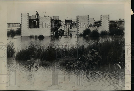 1948 Press Photo Great Bend Kansas, flood does not stop building worker - Historic Images