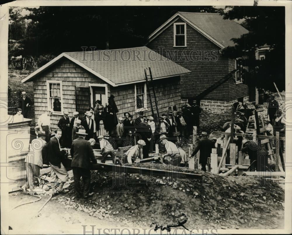 1927 Press Photo Sewer Department Workers Rescue Trapped Well Digger, Mass. - Historic Images