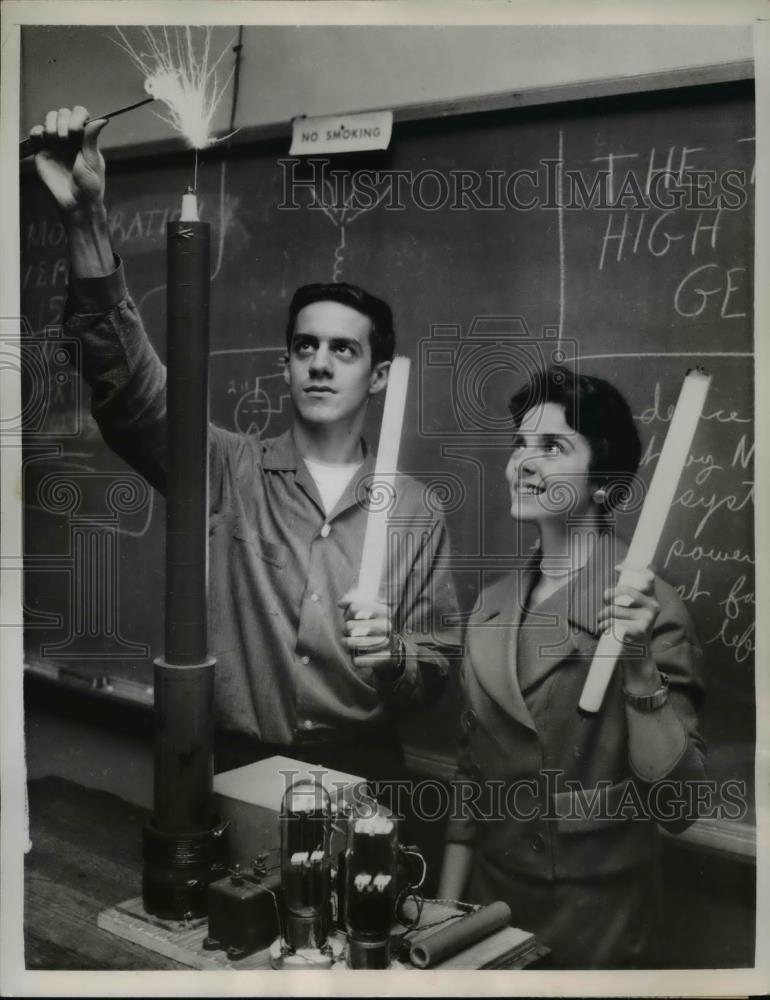 1960 Press Photo Glo Younge Joins John Cotton In Holding Fluorescent Lamp - Historic Images