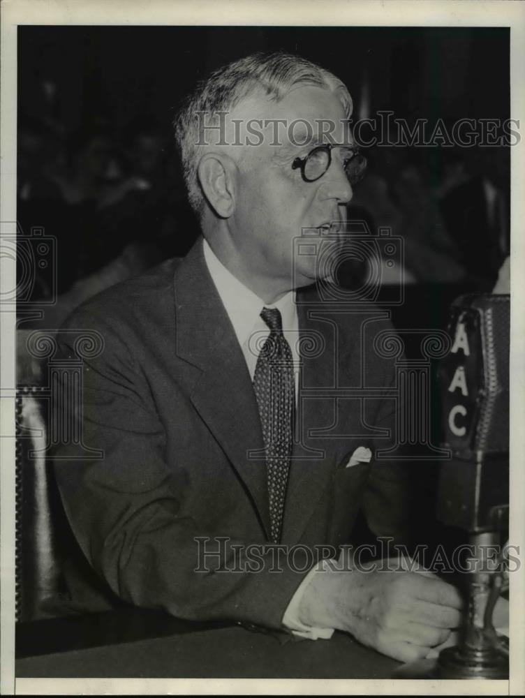 1935 Press Photo Den. Wallace H White Jr. talks to House Lobby investigation - Historic Images