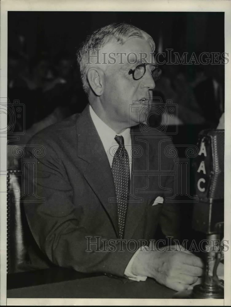 1935 Press Photo Den. Wallace H White Jr. talks to House Lobby investigation - Historic Images