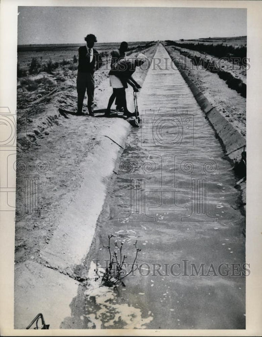 1969 Press Photo Soviet Agricultural Specialist Grigoriu Tiutiunik With Workers. - Historic Images