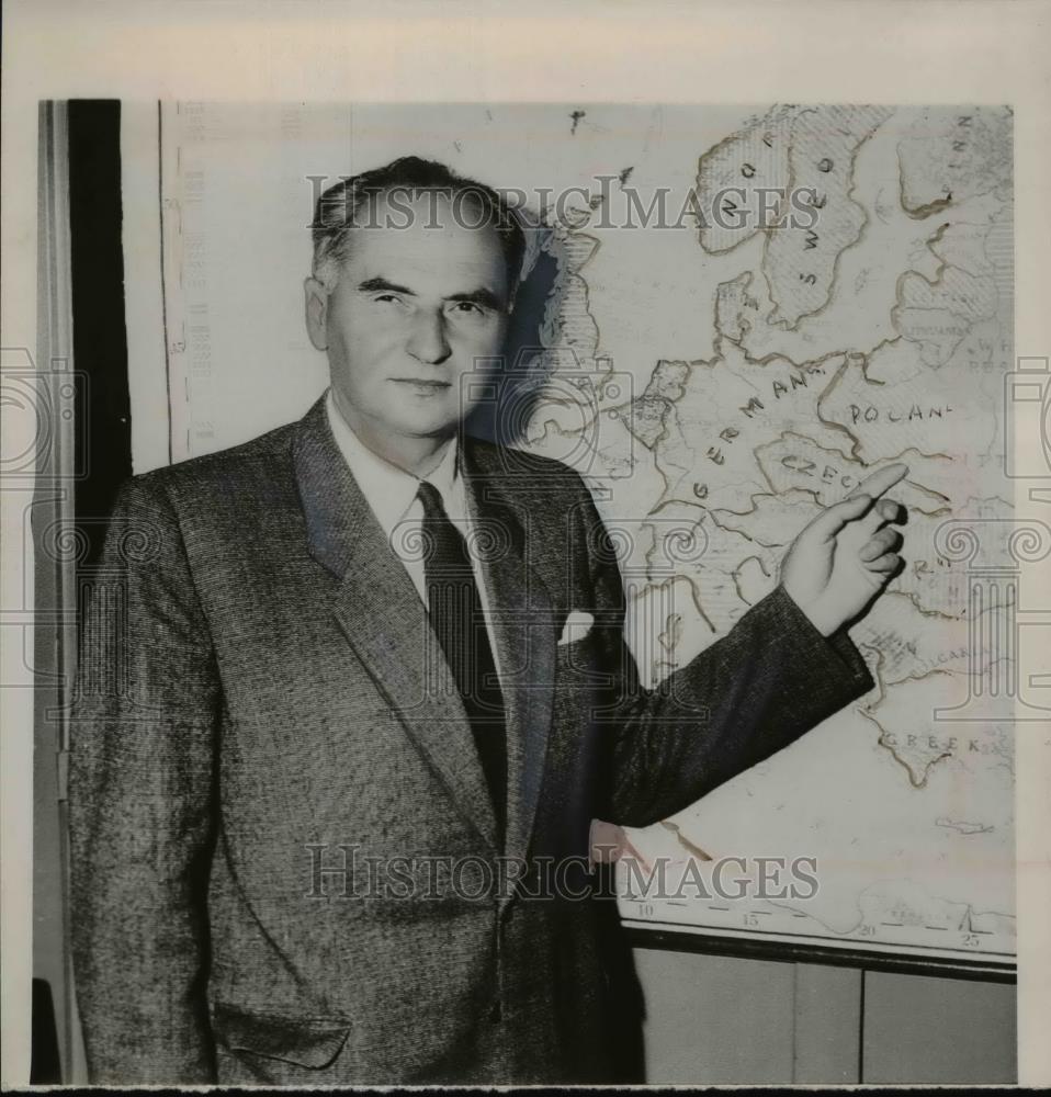 1953 Press Photo Marek Korowicz pointing to map - Historic Images