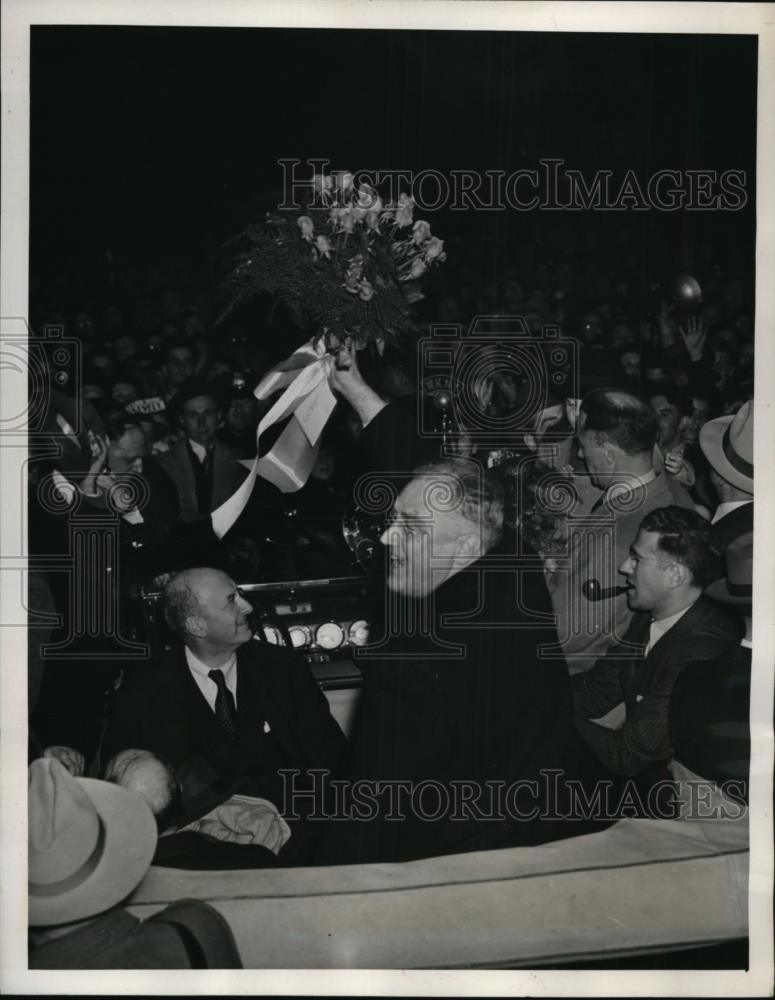 1940 Press Photo President Roosevelt Waves Flowers at Crowd Enroute Hyde Park - Historic Images