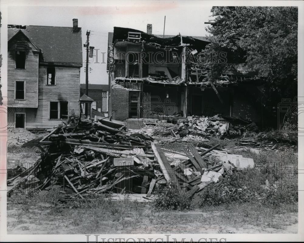 1973 Press Photo Razed homes and debris filled lot at 1536 E 81 - Historic Images