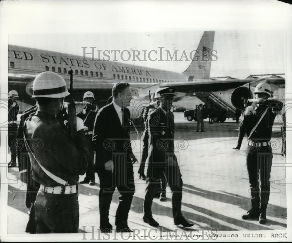 1969 Press Photo Rio De Janero Nelson Rockefeller with V Alvarez - Historic Images