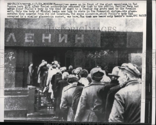 1961 Press Photo Moscow Residents Visit Joseph Stalin Mausoleum, Red Square - Historic Images