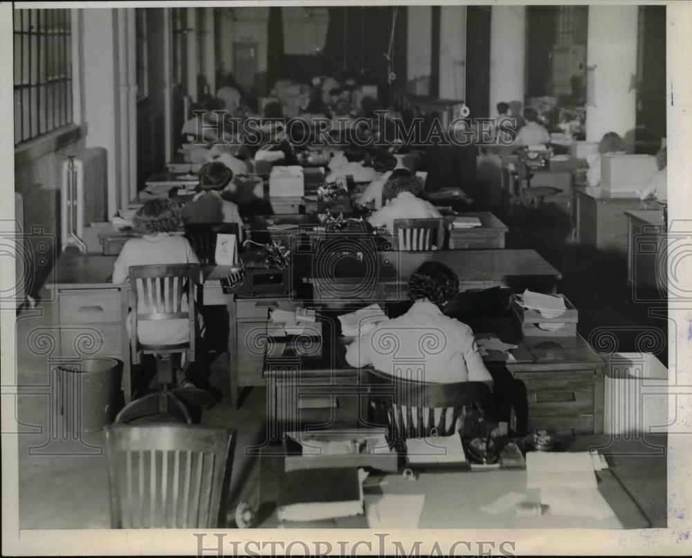 1945 Press Photo Clevelands secret OPA verification center - nee46320 - Historic Images