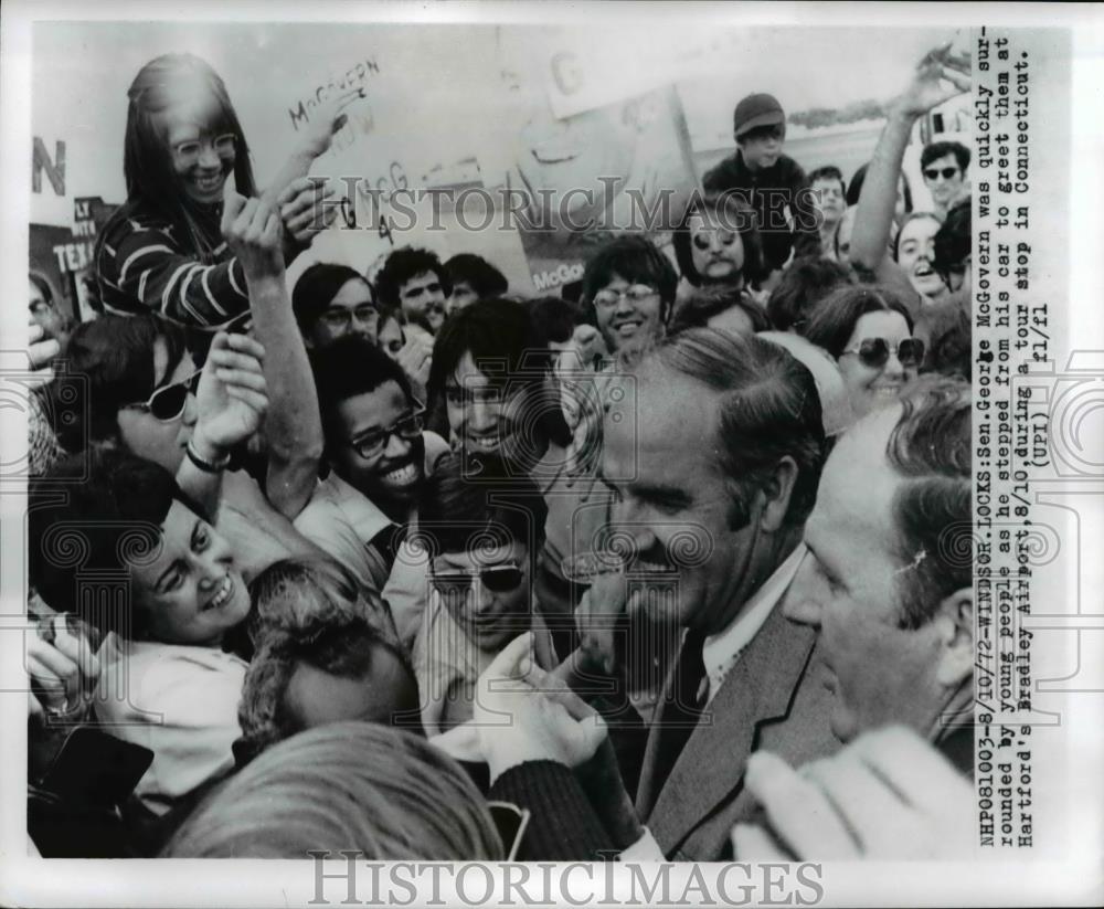 1972 Press Photo George McGovern Surrounded By Young People At Bradley Airport. - Historic Images