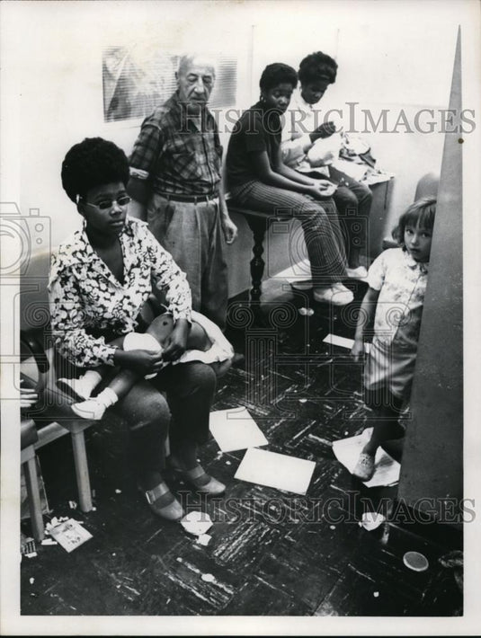 Press Photo welfare Mothers Sit In Building Waiting. - Historic Images