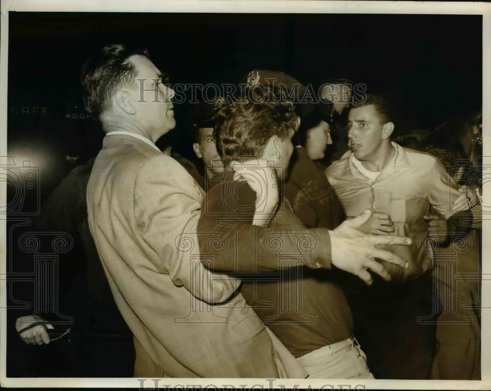 1963 Press Photo of police grappling with Frank Iovine and Alfonso Bartolomeo in - Historic Images