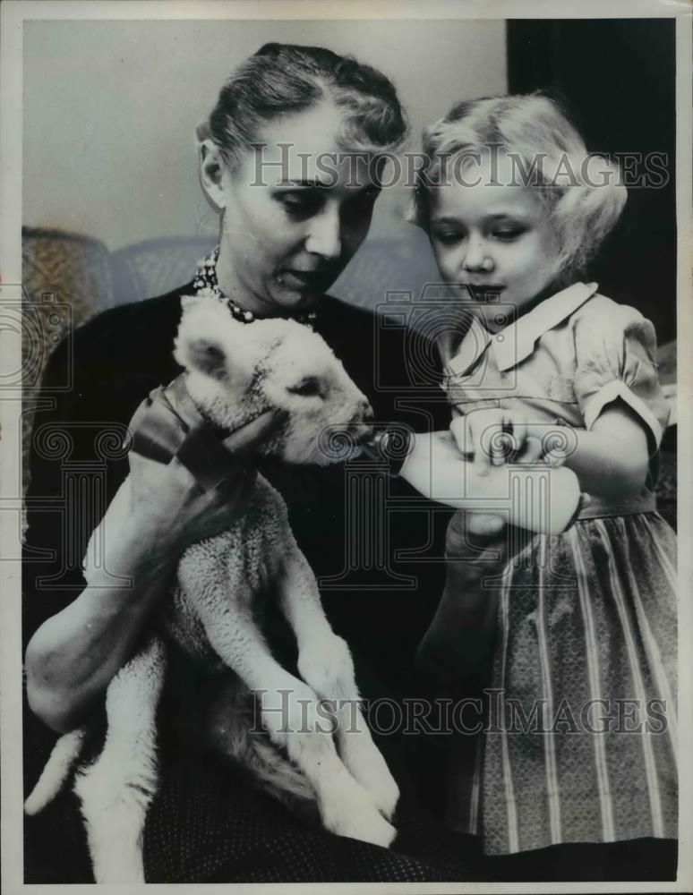 1961 Press Photo Woman &amp; Daughter Bottle-Feeding Baby Lamb, Detroit - nee45283 - Historic Images