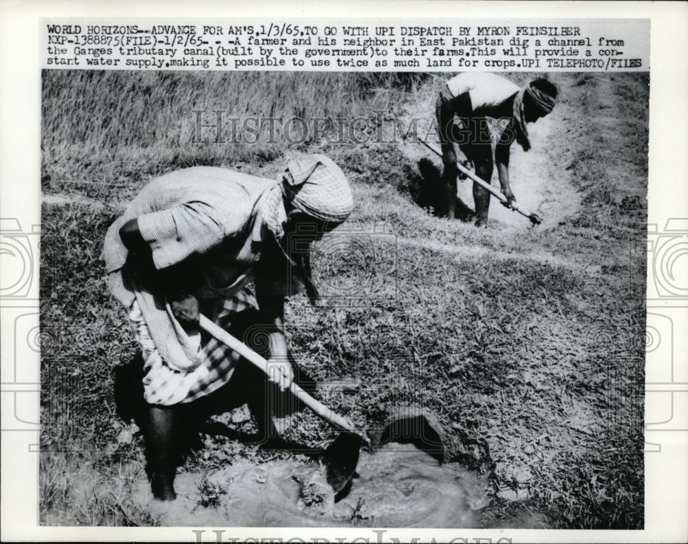 1965 Press Photo Farmers Dig Water Supply Canal, East Pakistan - nee48899 - Historic Images