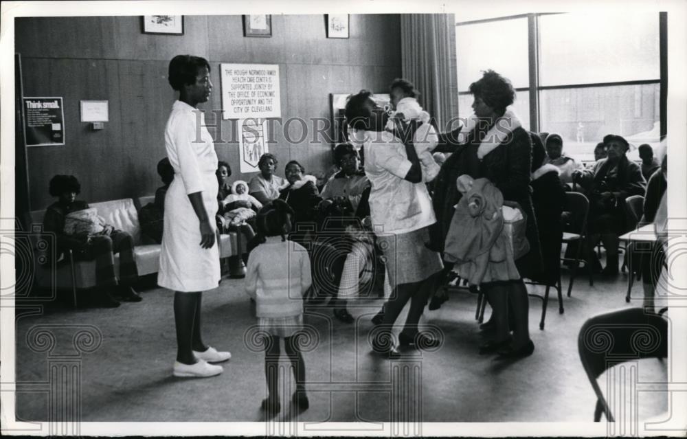 1969 Press Photo of free clinc. - Historic Images