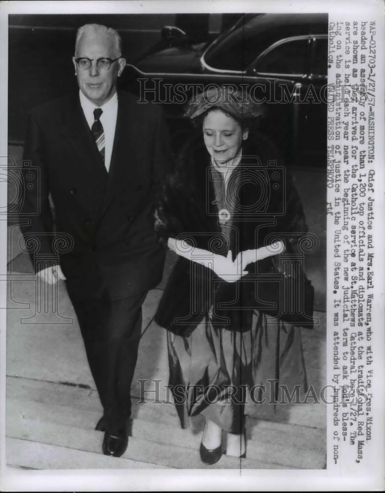 1957 Press Photo Chief Justice, Mrs. Earl Warren headed officials assembly - Historic Images