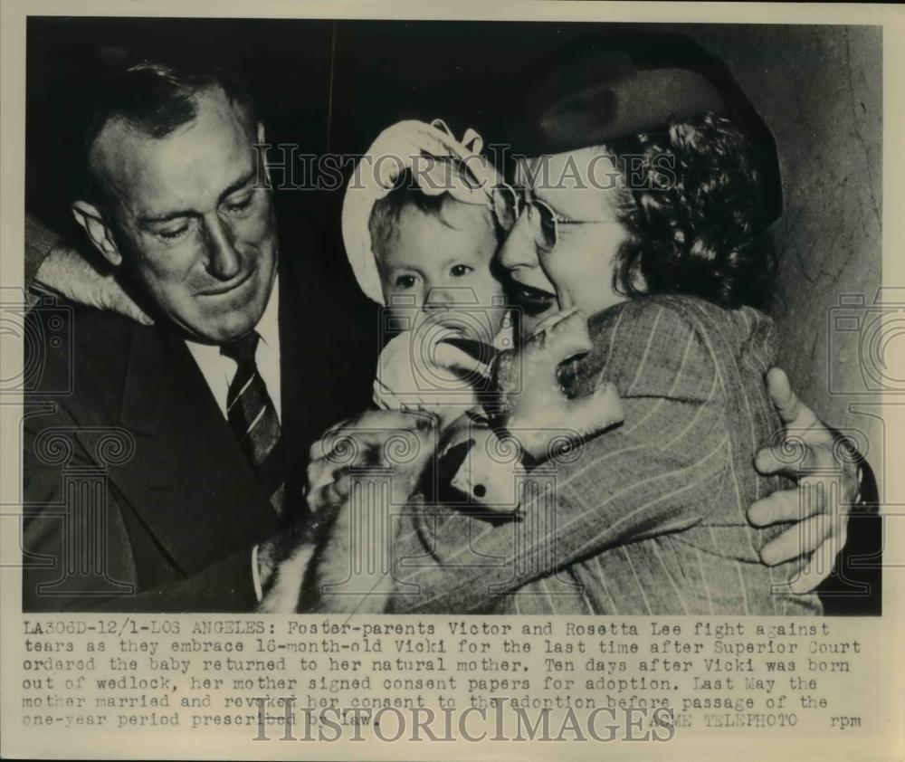 1949 Press Photo Foster Parents Victor and Rosetta Lee, baby Vicki Superior - Historic Images