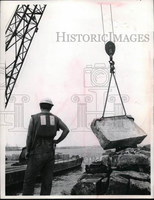 1973 Press Photo Repairing breakwall of E Ninth St. - Historic Images