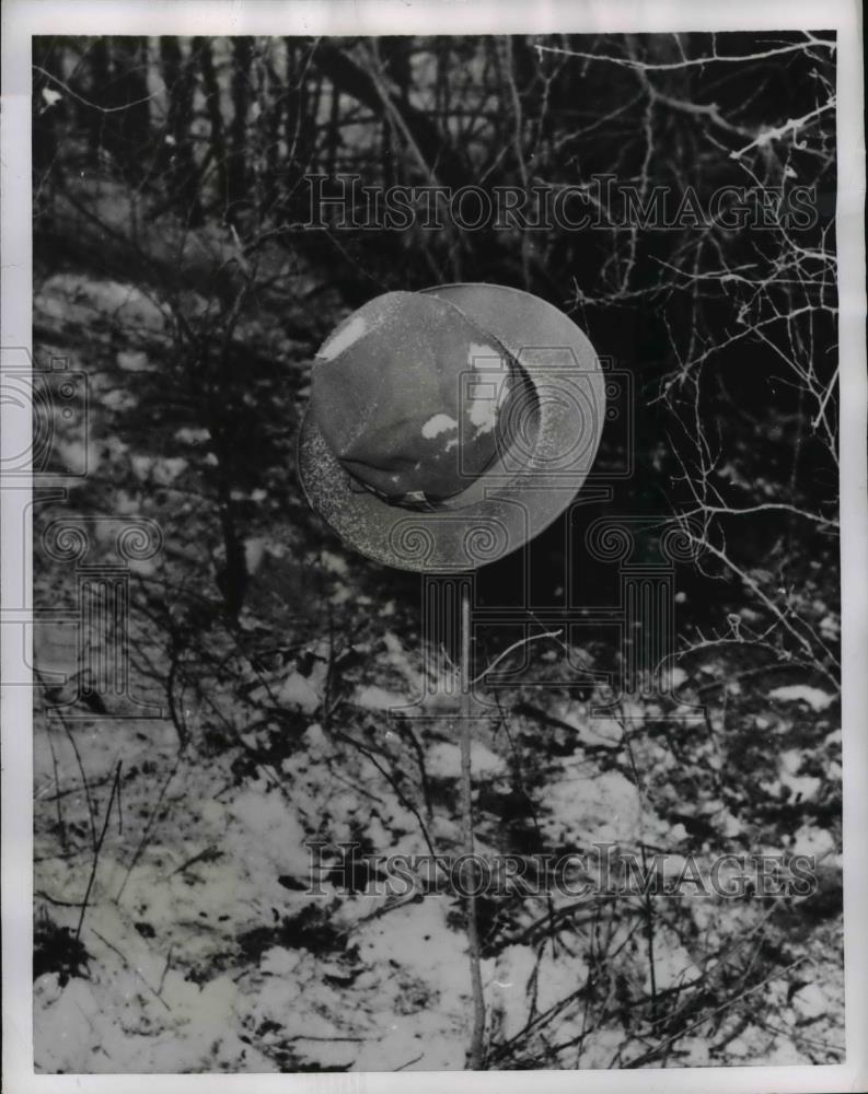 1955 Press Photo Hat of Unidentified Plane Crash Victim on Stick in Cincinnati - Historic Images