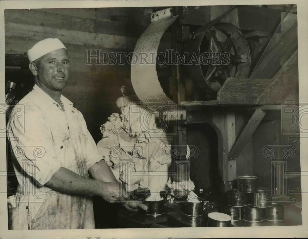 1926 Press Photo Earnest Ratto filling butter - Historic Images