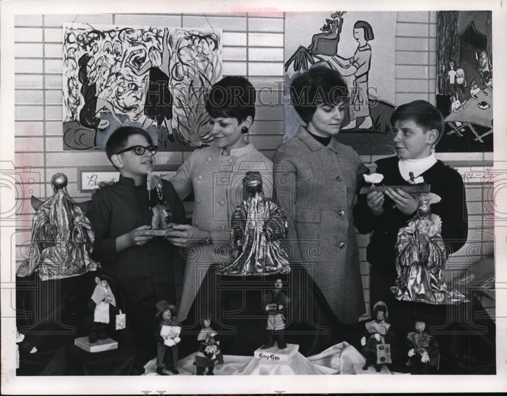 Press Photo Sister Mothers &amp; Their Sons Show Off Art Projects - Historic Images