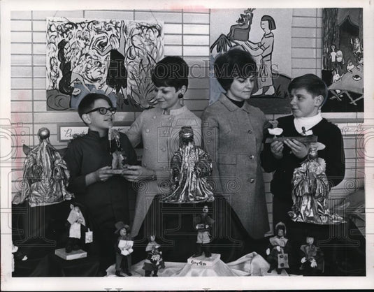 Press Photo Sister Mothers & Their Sons Show Off Art Projects - Historic Images