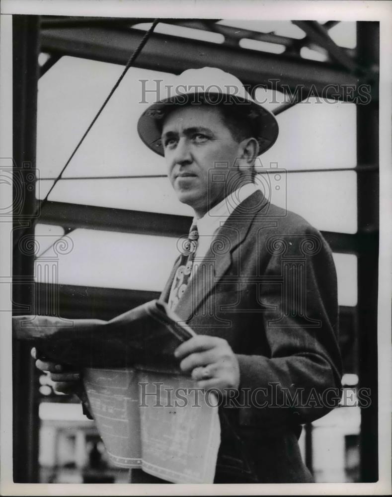 1953 Press Photo Savannah River Plant Where Executive Wears Hard Hat - Historic Images