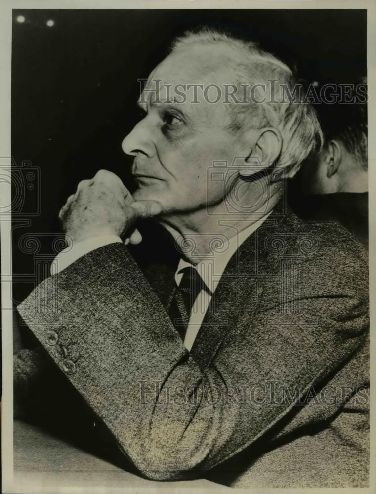 1947 Press Photo Washington Lowell Mallett listening to testimony. - Historic Images