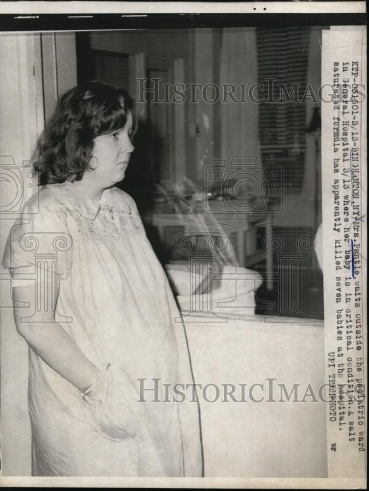 1952 Press Photo Mrs. Pantle Waits outside pediatric ward General hospital - Historic Images