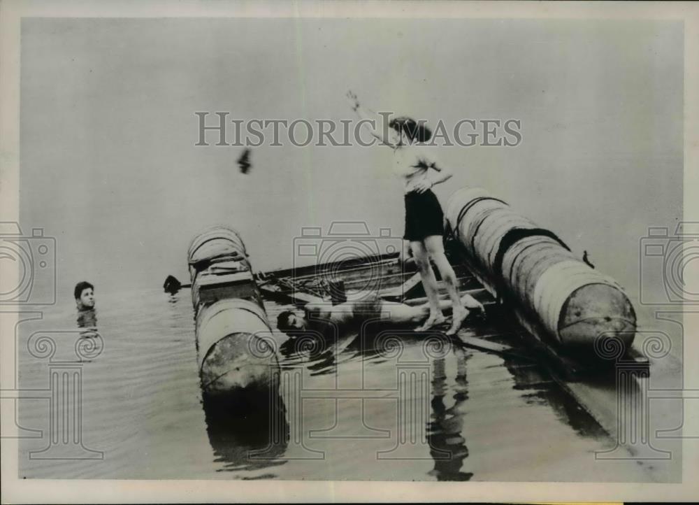 1951 Press Photo Crew Members of Sunken Raft &quot;Lethargia&quot; Salvage Belongings - Historic Images