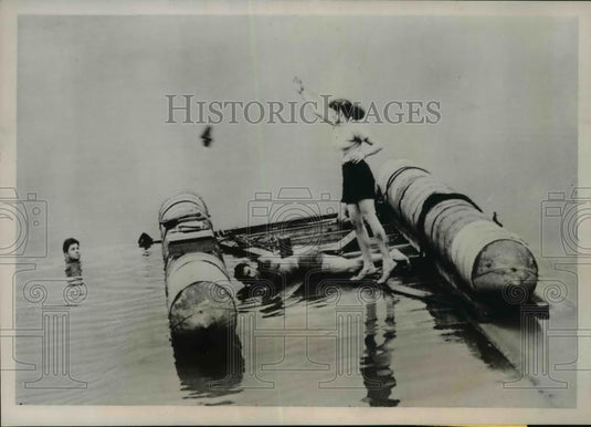 1951 Press Photo Crew Members of Sunken Raft "Lethargia" Salvage Belongings - Historic Images