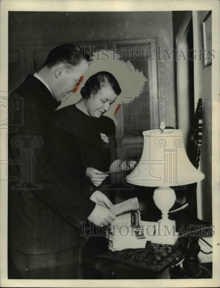 1940 Press Photo West Hartford Conn Robert A Hurley and his wife read messages. - Historic Images