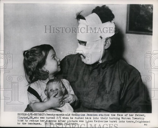 1954 Press Photo Detroit Katherine Pension studies face of father Clayton. - Historic Images