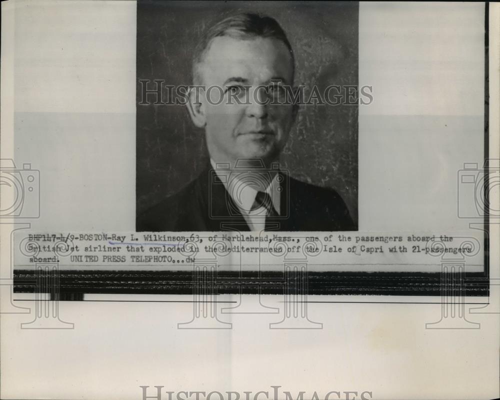 1954 Press Photo Ray L Wilkinson of Marblehead Mass passenger aboard airliner. - Historic Images