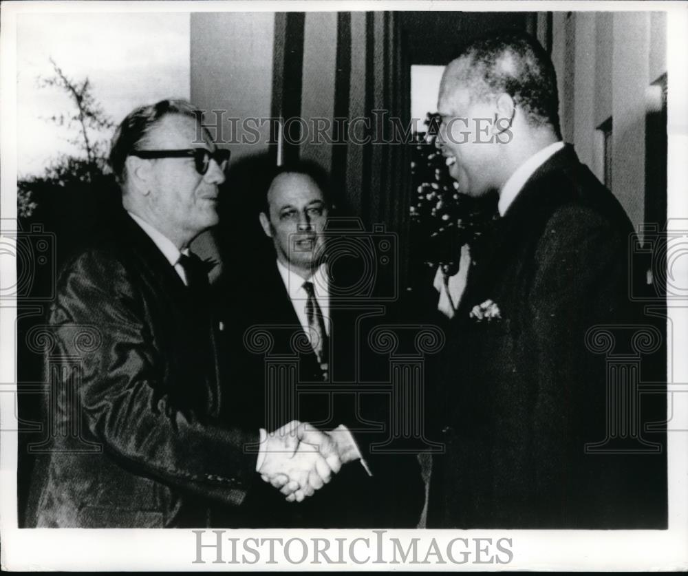 1969 Press Photo Kingston, Jamaica Nelson Rockefeller, Hugh L Shaerer - Historic Images