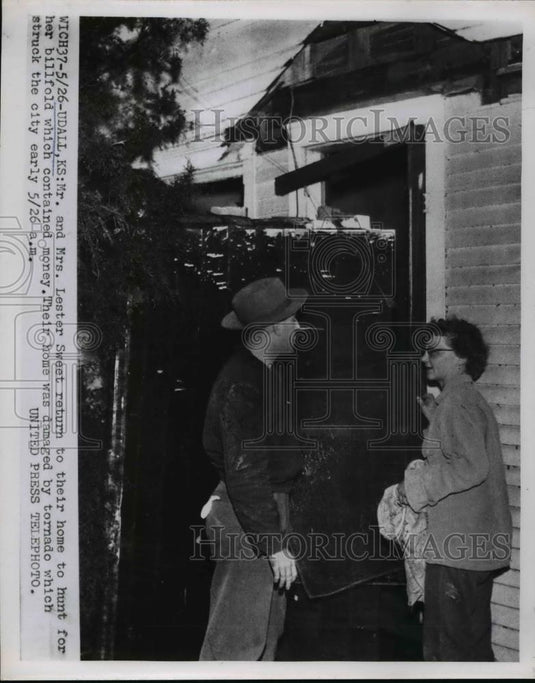1955 Press Photo Mr. and Mrs. Lester Sweet returned to home damaged by Tornado - Historic Images