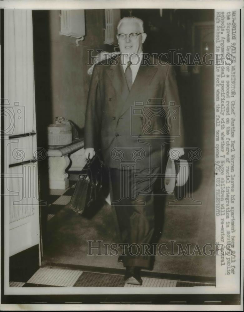 1958 Press Photo Washington Chief Justice Earl Warren leaves apartment for Court - Historic Images