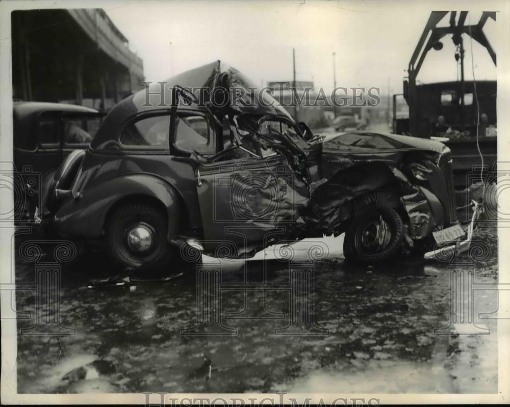 1937 Press Photo George Peterson Wrecked Vehicle, Ozone Park New York April 6 - Historic Images