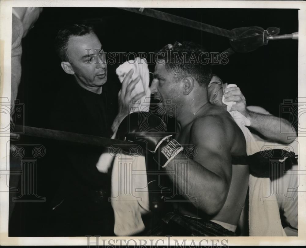 1941 Press Photo Joe Louis at title bout vs Lou Nova in NYC win by KO - Historic Images