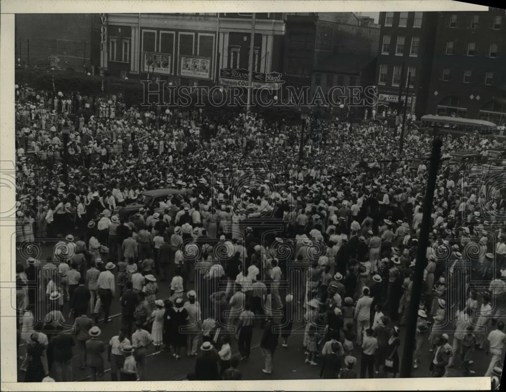 1958 Press Photo Baltimore Md, Wrong Way Douglas Corrigan at City Hall - Historic Images