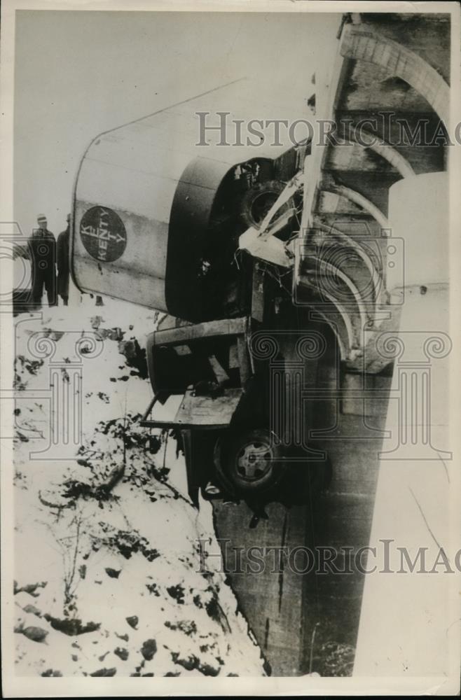 1936 Press Photo truck with 5 tons of eggs, skidded on curve, crashed into rail. - Historic Images