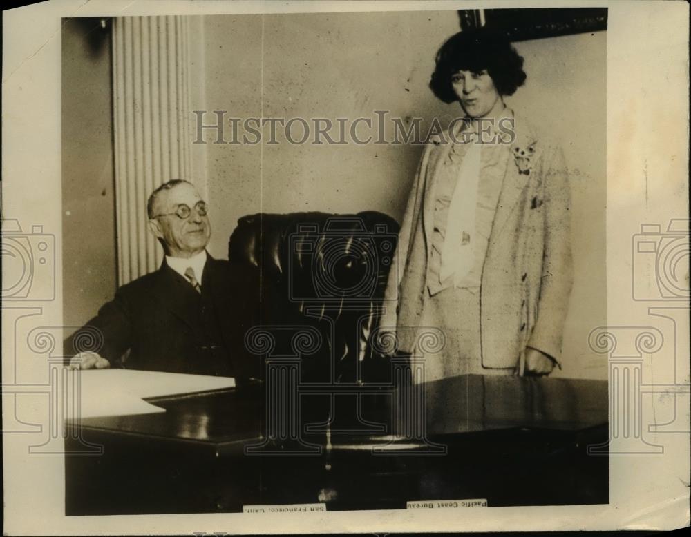 1927 Press Photo Judge FF Gosbey &amp; Nye Farley Noted Whistler - Historic Images