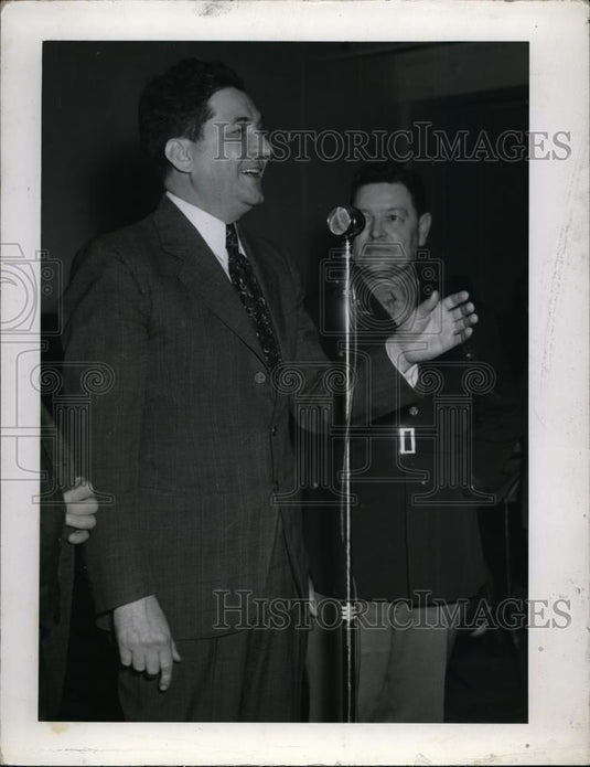 1942 Press Photo Mayor Frank Lausche & Captain Maurice Moon looks on - Historic Images