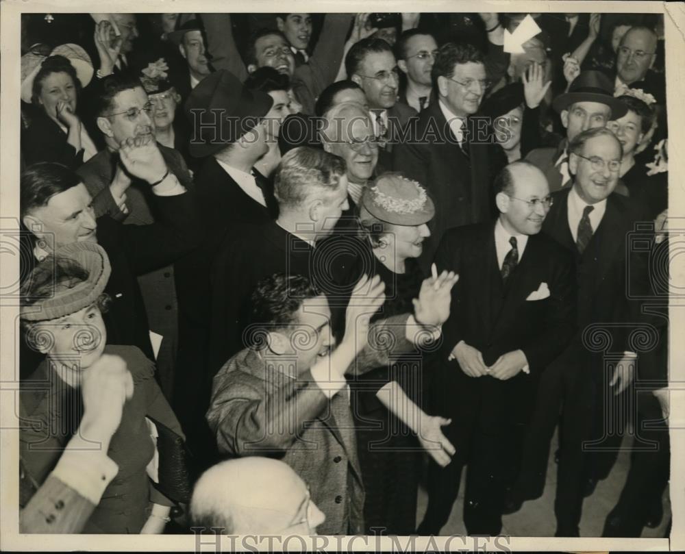 1943 Press Photo Chicago Mayor Edward Kelly watching returns. - Historic Images