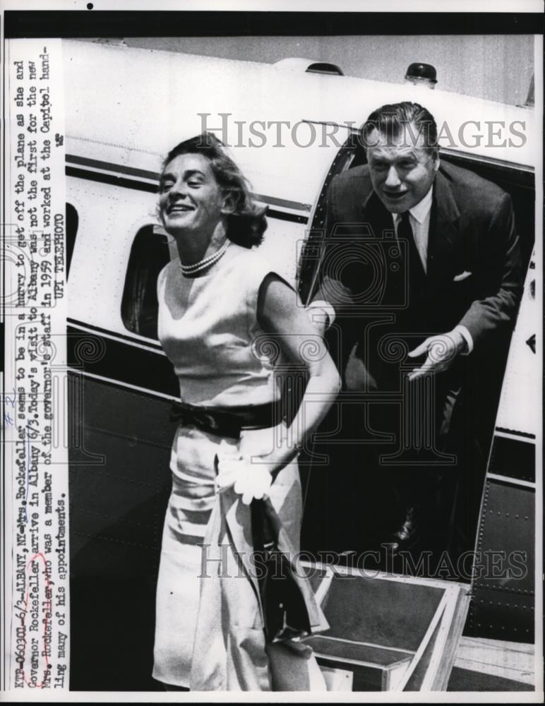 1963 Press Photo Gov.and Mrs.Nelson Rockefeller arrived in Albany New York. - Historic Images